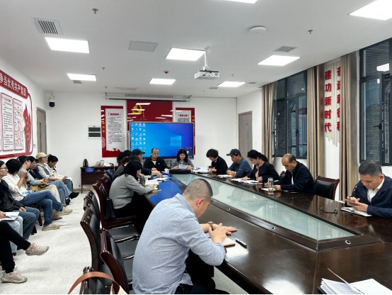 全体教师分别参加会议
