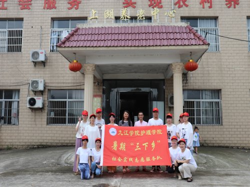 同学们早早地来到了教室