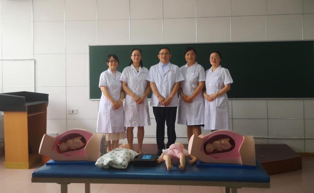 副教授1人